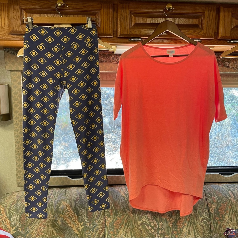 [Bundle] 2-piece LuLaRoe Pajama Set Top and Leggings S